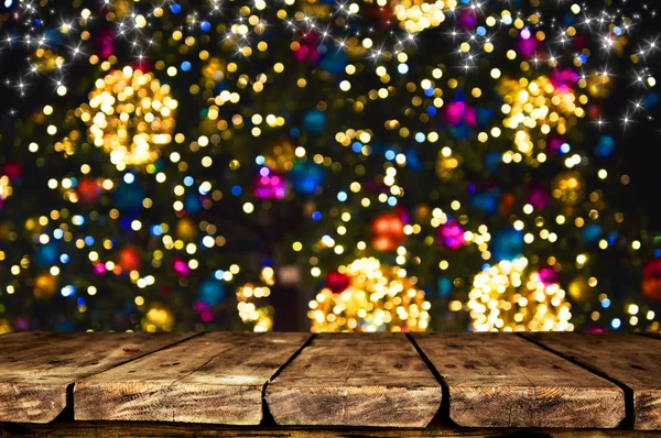Κενό Ξύλινο Τραπέζι Τις Διακοσμήσεις Χριστουγέννων Στο Υπόβαθρο — Φωτογραφία Αρχείου
