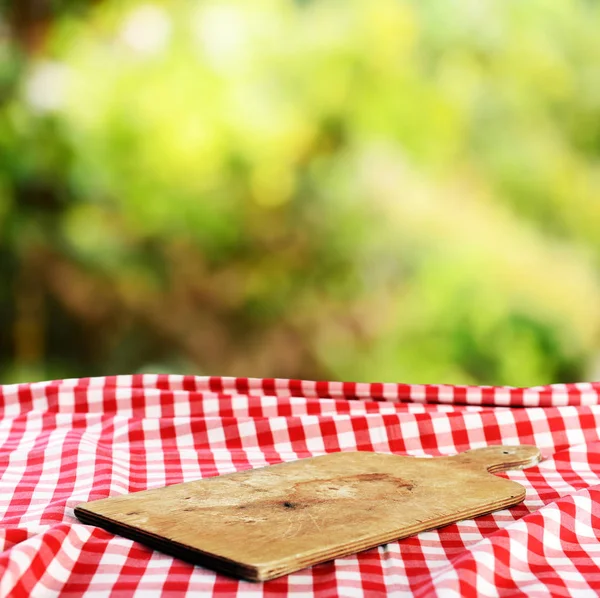 Mesa Vazia Com Placa Corte Madeira Para Montagens Exibição Produtos — Fotografia de Stock