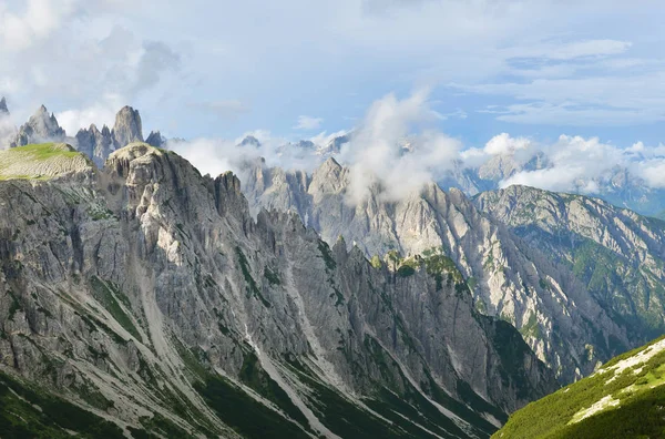 白天美丽壮丽的高山景观 — 图库照片