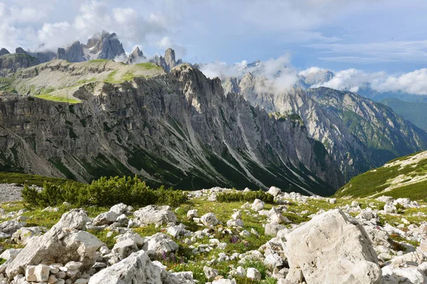 白天美丽壮丽的高山景观 — 图库照片