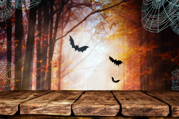 Lege Houten Tafel Met Griezelige Halloween Achtergrond — Stockfoto