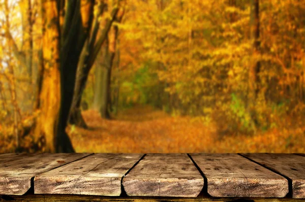 Mesa Madera Vacía Con Fondo Natural Borroso —  Fotos de Stock