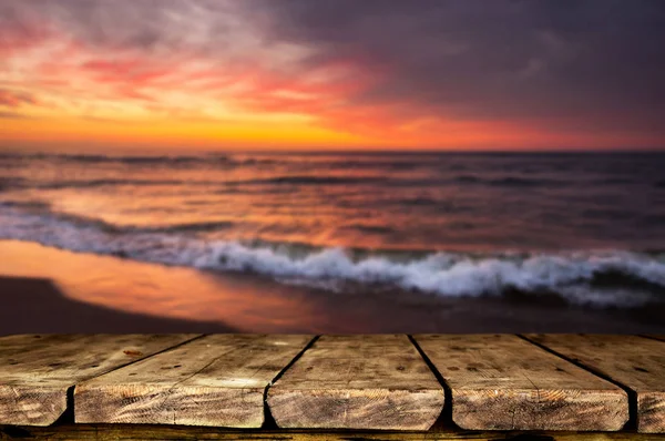 Lege Houten Tafel Met Onscherpe Natuurlijke Achtergrond — Stockfoto