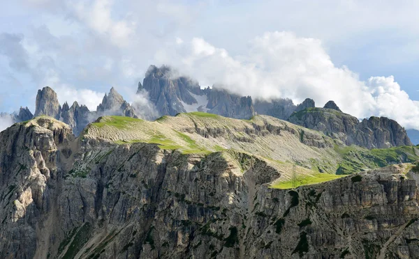 白天美丽壮丽的高山景观 — 图库照片