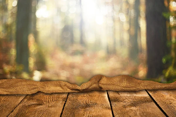 Mesa Vazia Com Fundo Natural Desfocado — Fotografia de Stock