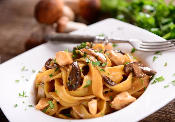 Massa Tagiatelle Com Molho Cremoso Com Cogumelos Porcini Frango — Fotografia de Stock