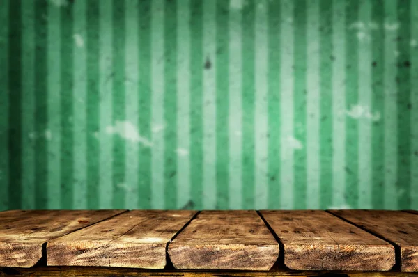 带条纹背景的空木桌 — 图库照片