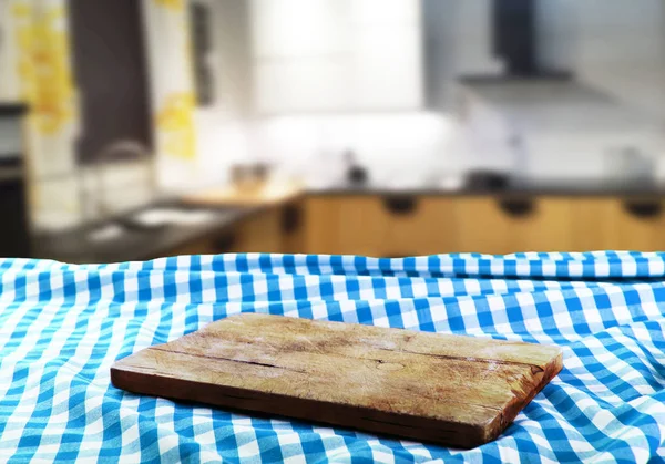 Mesa Vacía Con Tabla Cortar Madera Para Montajes Exhibición Productos — Foto de Stock