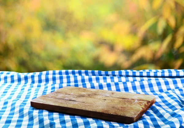 Mesa Vazia Com Placa Corte Madeira Para Montagens Exibição Produtos — Fotografia de Stock