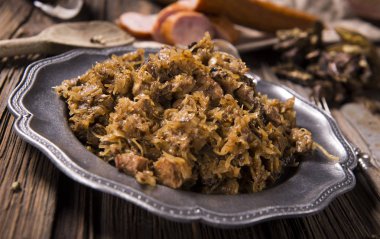 Lahana güveç et, mantar ve kurutulmuş erik - geleneksel Lehçe çanak