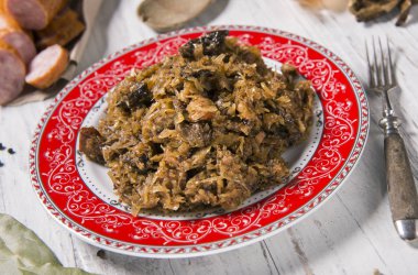 Lahana güveç et, mantar ve kurutulmuş erik - geleneksel Lehçe çanak
