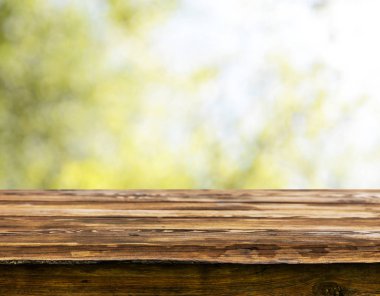 Doğal arka plan bulanık ile boş ahşap masa