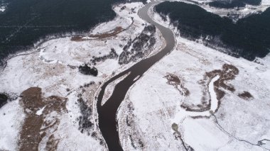 Kışın doğal Nehri'nin güzel hava manzara