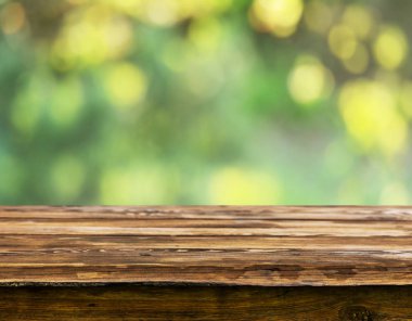 Doğal arka plan bulanık ile boş ahşap masa