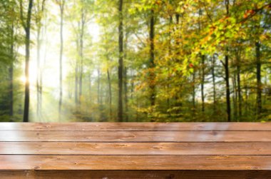 Bulanık bahar arka plan ile boş ahşap masa 