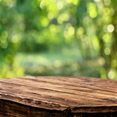 Doğal arka plan bulanık ile boş ahşap masa
