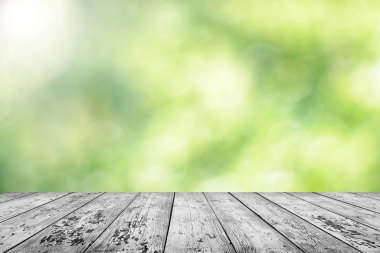 Bulanık bahar arka plan ile boş ahşap masa 
