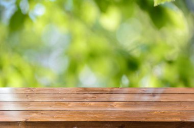 Bulanık bahar arka plan ile boş ahşap masa 