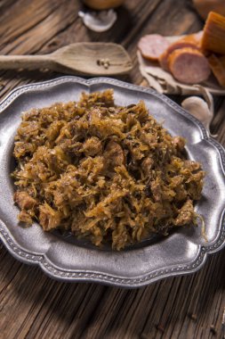 Lahana güveç et, mantar ve kurutulmuş erik - geleneksel Lehçe çanak