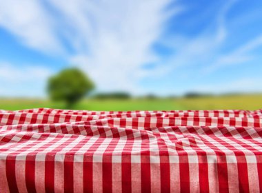 Boş tablo ile damalı masa örtüsü ve doğal arka plan bulanık