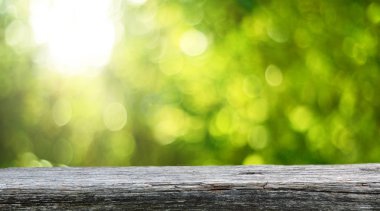 Doğal arka plan bulanık ile boş ahşap masa