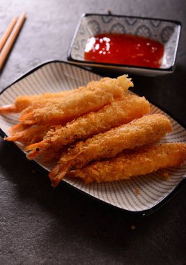 Kızarmış karides gevrek kaplama sopa üzerinde