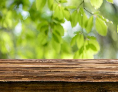 Doğal arka plan bulanık ile boş ahşap masa