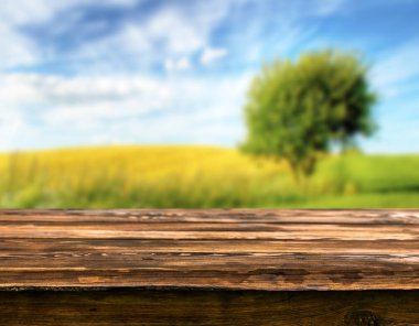 Doğal arka plan bulanık ile boş ahşap masa