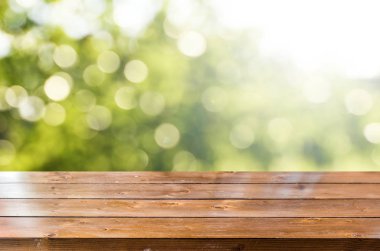 Bulanık bahar arka plan ile boş ahşap masa 