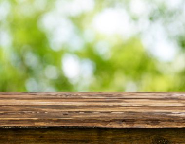 Doğal arka plan bulanık ile boş ahşap masa