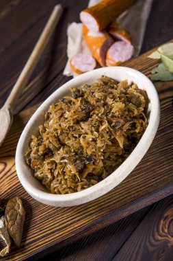 Lahana güveç et, mantar ve kurutulmuş erik - geleneksel Lehçe çanak