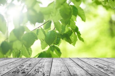 Bulanık bahar arka plan ile boş ahşap masa 