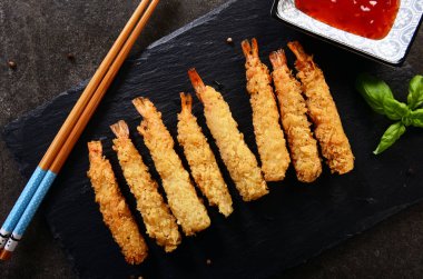 Kızarmış karides gevrek kaplama sopa üzerinde