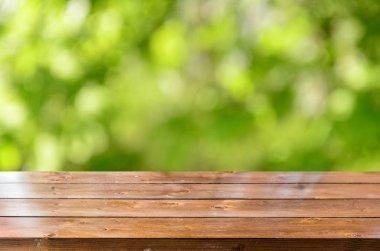 Bulanık bahar arka plan ile boş ahşap masa 