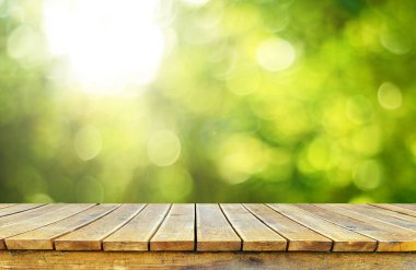 Doğal arka plan bulanık ile boş ahşap masa
