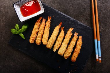 Kızarmış karides gevrek kaplama sopa üzerinde