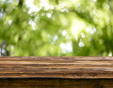 Doğal arka plan bulanık ile boş ahşap masa
