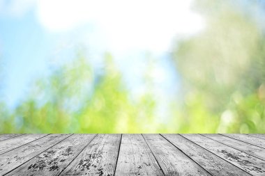 Bulanık bahar arka plan ile boş ahşap masa 