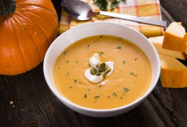 kase lezzetli ev yapımı balkabağı çorbası