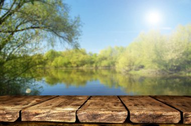 Bulanık bahar arka plan ile boş ahşap masa 