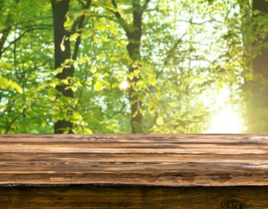 Doğal arka plan bulanık ile boş ahşap masa