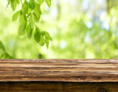 Doğal arka plan bulanık ile boş ahşap masa