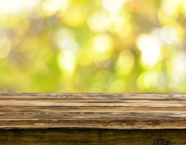 Doğal arka plan bulanık ile boş ahşap masa