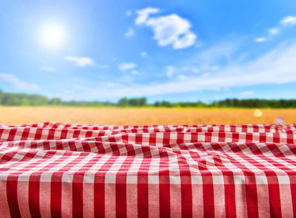 Empty Table Checkered Tablecloth Blurred Natural Background — Stock Photo, Image