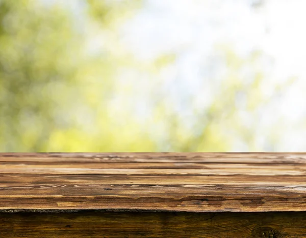 Doğal arka plan bulanık ile boş ahşap masa
