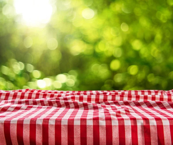 Empty Table Checkered Tablecloth Blurred Natural Background — Stock Photo, Image