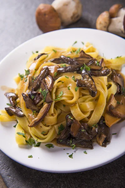 Massa Tagiatelle Com Molho Cremoso Com Cogumelos Porcini — Fotografia de Stock