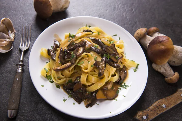 Massa Tagiatelle Com Molho Cremoso Com Cogumelos Porcini — Fotografia de Stock