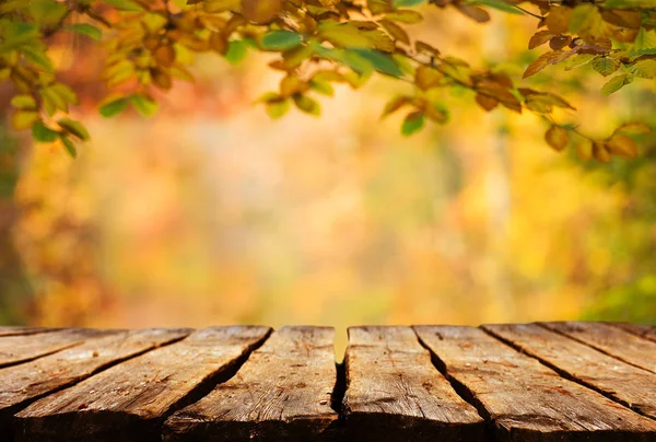 秋の背景をぼかし 空のテーブル — ストック写真
