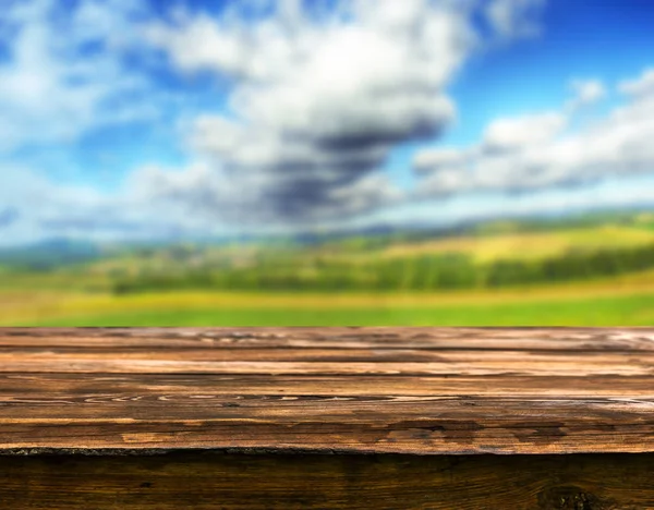 Lege Houten Tafel Met Onscherpe Natuurlijke Achtergrond — Stockfoto